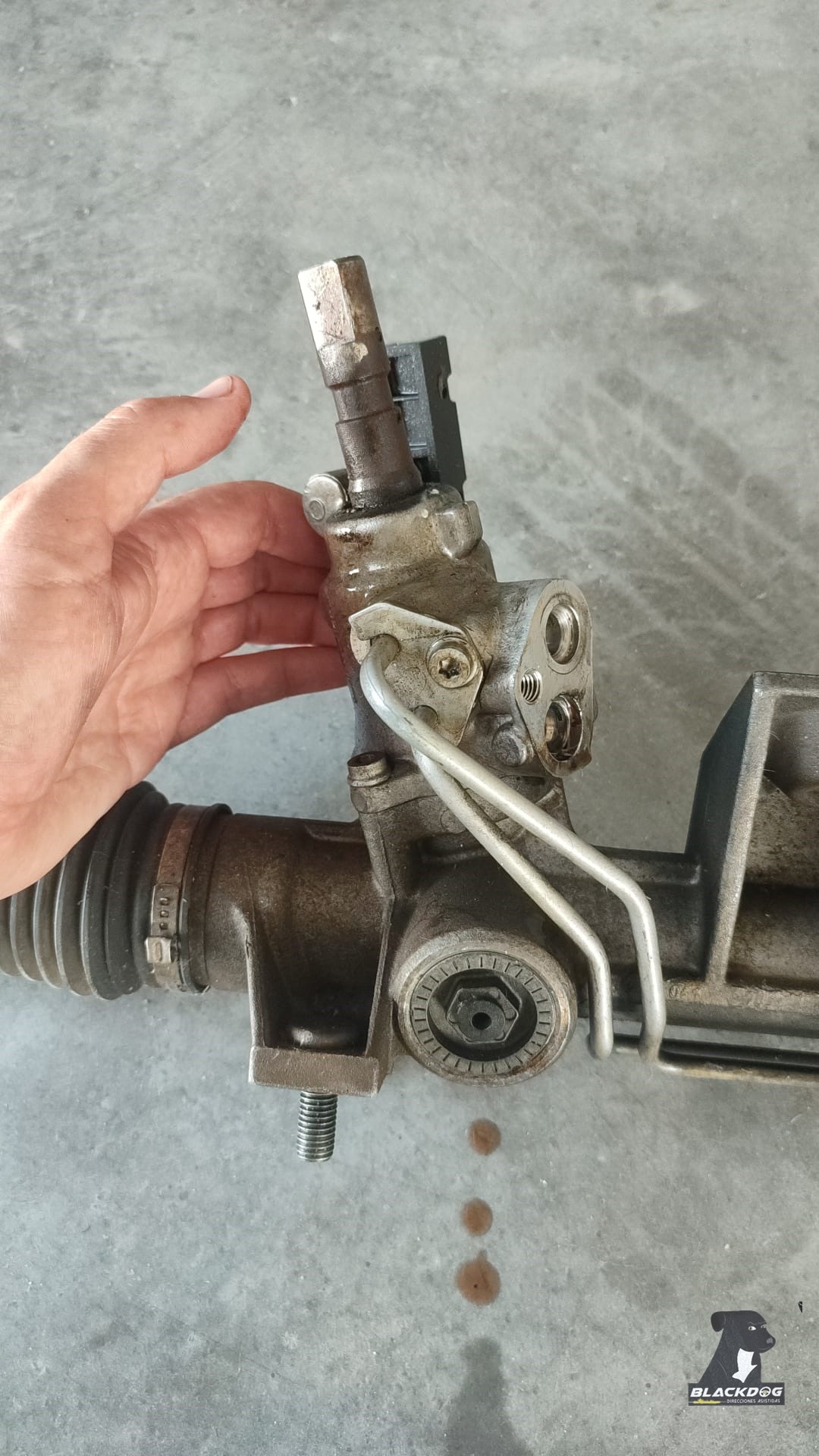 Fuga de líquido hidráulico en cremallera Volvo XC70